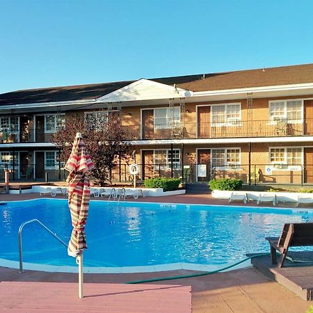 Budget Host East End Hotel In Riverhead Bagian luar foto