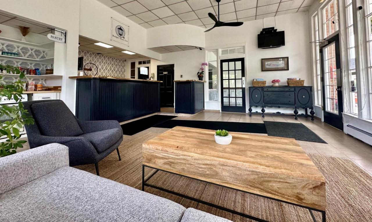 Budget Host East End Hotel In Riverhead Bagian luar foto