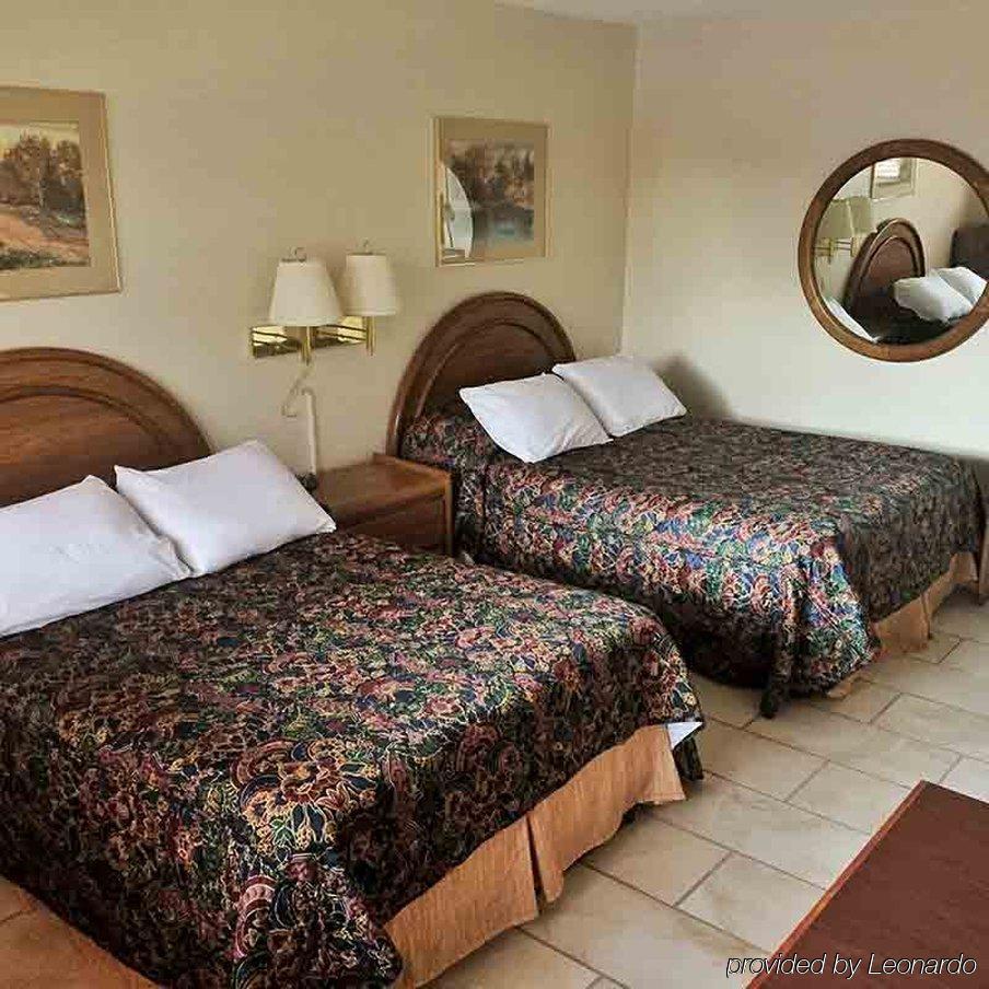 Budget Host East End Hotel In Riverhead Bagian luar foto