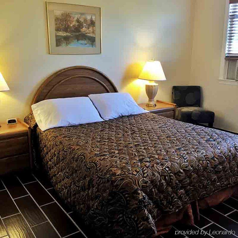 Budget Host East End Hotel In Riverhead Bagian luar foto