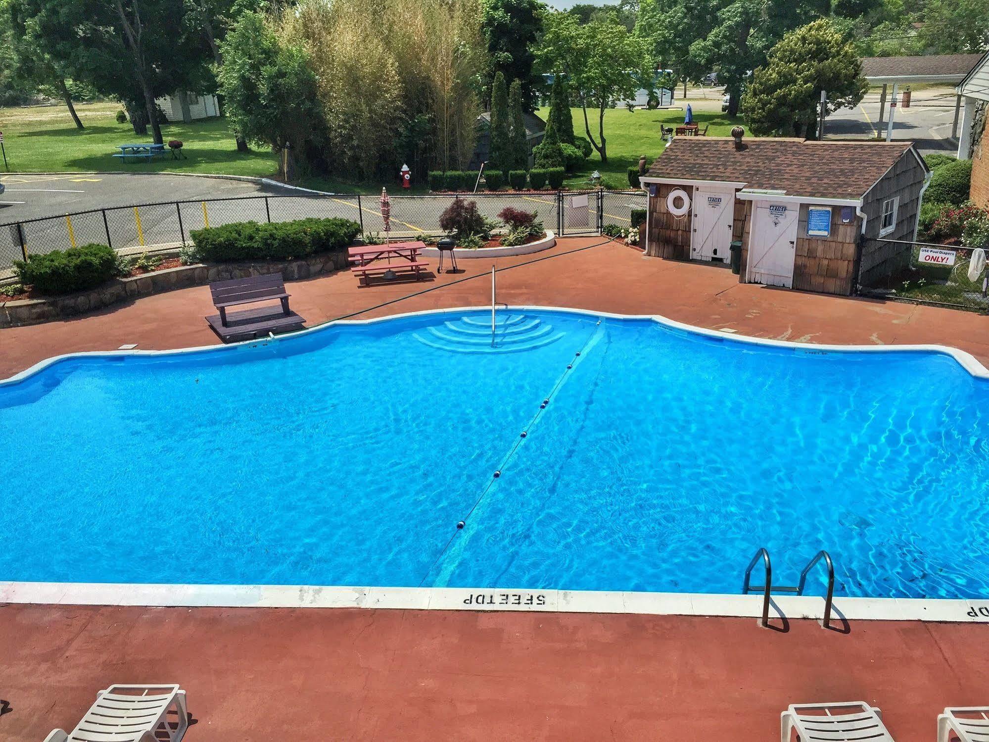 Budget Host East End Hotel In Riverhead Bagian luar foto