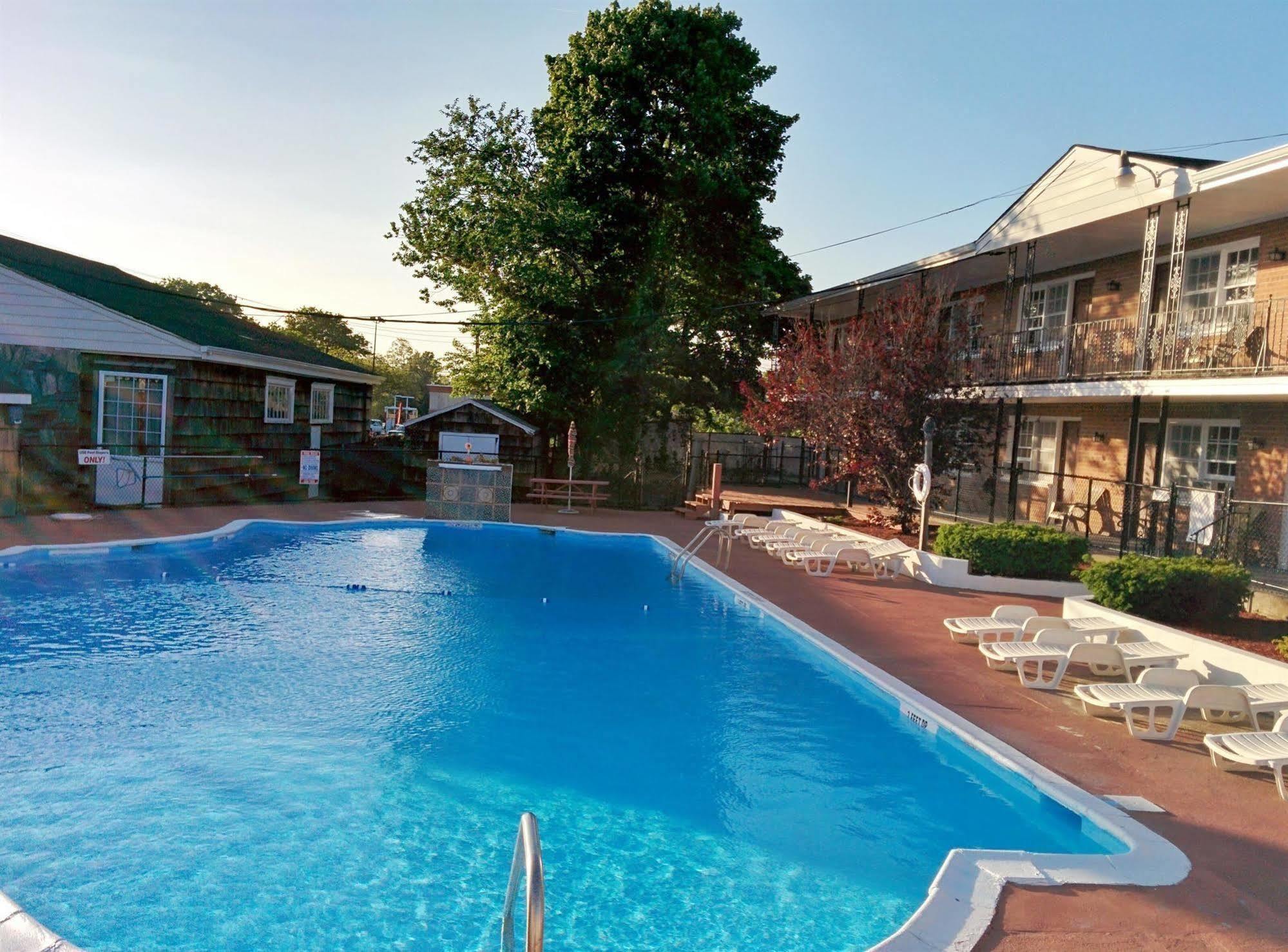 Budget Host East End Hotel In Riverhead Bagian luar foto