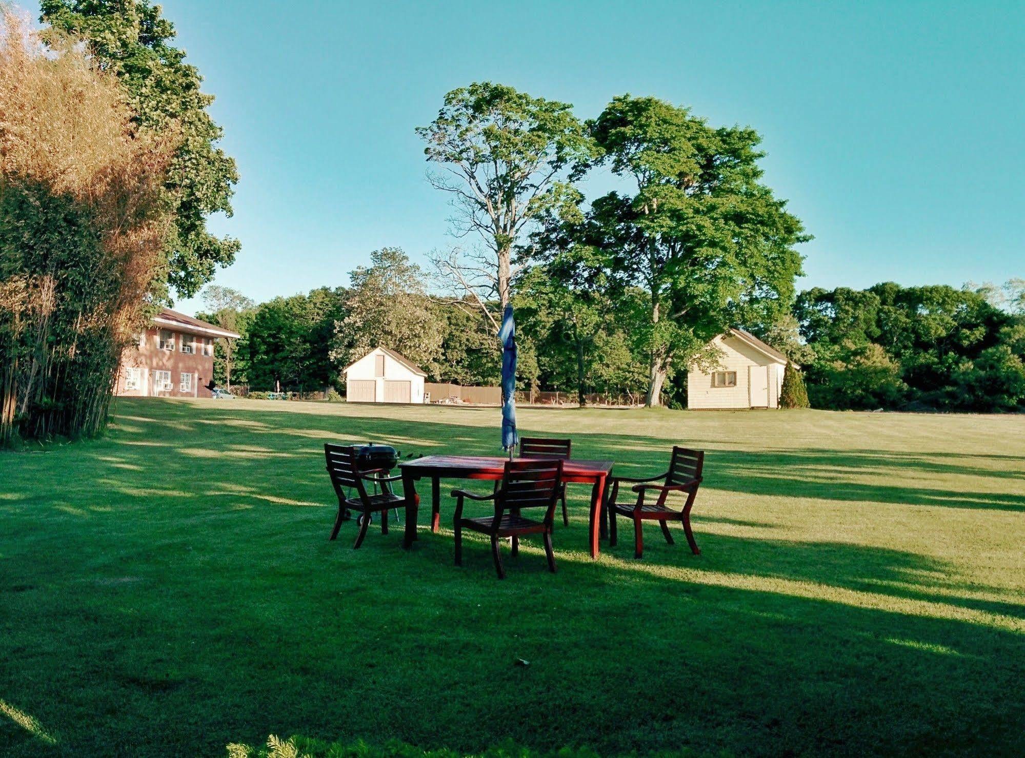 Budget Host East End Hotel In Riverhead Bagian luar foto