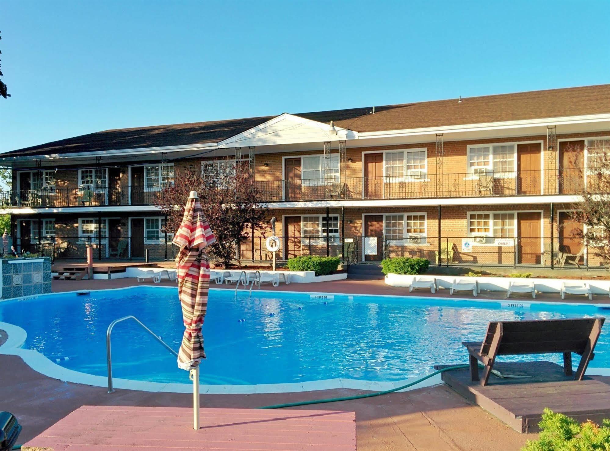 Budget Host East End Hotel In Riverhead Bagian luar foto